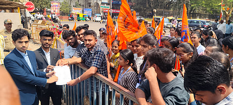 ಬೆಳಗಾವಿಯಲ್ಲಿ ಗುರುವಾರ ವಿವಿಧ ಬೇಡಿಕೆ ಈಡೇರಿಕೆಗೆ ಆಗ್ರಹಿಸಿ ಎಬಿವಿಪಿ ಯಿಂದ ಜಿಲ್ಲಾಧಿಕಾರಿಗೆ ಮನವಿ ಸಲ್ಲಿಸಲಾಯಿತು.  ಪ್ರಥಮಗೌಡ ಪಾಟೀಲ, ಪ್ರಜ್ವಲ ಅಣ್ಣಿಗೇರಿ, ದರ್ಶನ ವಡ್ಡರಳ್ಳಿ, ಮೇಘಾ ಪಾಟೀಲ ಇತರರಿದ್ದರು.