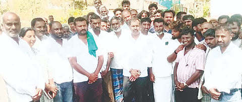 ಸಾಲಿಗ್ರಾಮ ತಾಲೂಕು ತಂದ್ರೆಕೊಪ್ಪಲು ಗ್ರಾಮದಲ್ಲಿ ಗುತ್ತಿಗೆದಾರರು ಮತ್ತು ಗ್ರಾಮಸ್ಥರ ನಡುವೆ ಇದ್ದ ವೈಮನಸ್ಸನ್ನು ಸರಿಪಡಿಸಿದ ಶಾಸಕ ಡಿ.ರವಿಶಂಕರ್ ಅವರು ರಸ್ತೆ ಕಾಮಗಾರಿಯನ್ನು ಪರಿಶೀಲಿಸಿದರು. ಉದಯ ಶಂಕರ್, ಸುಮಿತಾ, ಶಿವಣ್ಣ ಇತರರು ಇದ್ದರು. 