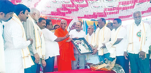 ಹೋಬಳಿಯ ತೋಟಿ ಕೊಪ್ಪಲು ಗ್ರಾಮದಲ್ಲಿ ಮಾರಮ್ಮ ದೇವಿಯ ಉತ್ಸವ ವೈಭವದಿಂದ ಭಾನುವಾರ ಜರುಗಿತು.