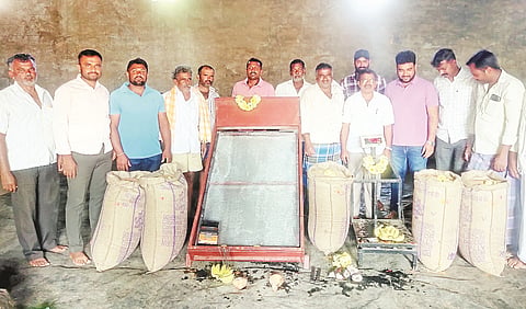 ನುಗ್ಗೇಹಳ್ಳಿ ಎಪಿಎಂಸಿ ಆವರಣದ ಮಳಿಗೆಯಲ್ಲಿ ಕನಿಷ್ಠ ಬೆಂಬಲ ಬೆಲೆ ಯೋಜನೆಯಡಿ ರಾಗಿ ಖರೀದಿ ಪ್ರಕ್ರಿಯೆಗೆ ಮಂಜುನಾಥ್ ಚಾಲನೆ ನೀಡಿದರು. ಚಿರಂಜೀವಿ ಪ್ರಕಾಶ್, ಗುರು, ಸಂತೋಷ್, ಚಿಕ್ಕೇಗೌಡ, ಉಮೇಶ್, ಮಂಜುನಾಥ್, ಸತೀಶ್, ರಘು, ಇದ್ದರು.