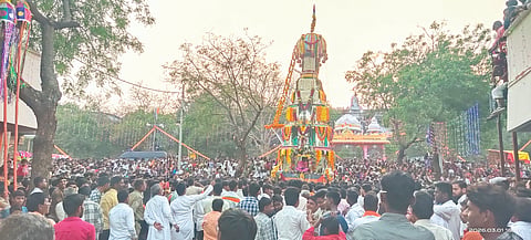 ರೇವಗ್ಗಿ (ರಟಕಲ್​) ರೇವಣಸಿದ್ಧೇಶ್ವರ ಗುಡ್ಡದಲ್ಲಿ ಅಸಂಖ್ಯಾತ ಭಕ್ತರ ಜೈೂಷದ ಮಧ್ಯೆ ಸಂಭ್ರಮದಿಂದ ಮಹಾರಥೋತ್ಸವ ನಡೆಯಿತು. 02&03ಕಾಳಗಿ 2/ ವಿವಿಧ ಫಲಪುಷ್ಪಗಳಿಂದ ಅಲಂಕಾರಗೊಂಡಿರುವ ಶ್ರೀ ರೇವಣಸಿದ್ಧೇಶ್ವರ ಮೂರ್ತಿ.