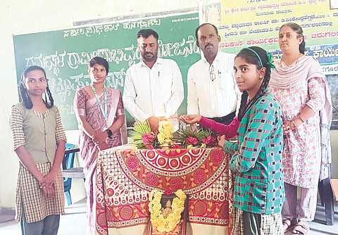 ಹನಗೋಡು ಸರ್ಕಾರಿ ಪ್ರೌಢಶಾಲೆ ವಿದ್ಯಾರ್ಥಿಗಳಿಗೆ ಆಯೋಜಿಸಿದ್ದ ಉಚಿತ ಟ್ಯೂಷನ್ ಕ್ಲಾಸ್ ಸಮಾರೋಪ ಸಮಾರಂಭವನ್ನು ಸಂತೋಷ್ ಕುಮಾರ್ ಉದ್ಘಾಟಿಸಿದರು. ಮಹೇಶ್, ಸುನಂದಾ, ವರ್ಷಾ, ರವಿ ಇದ್ದರು.
