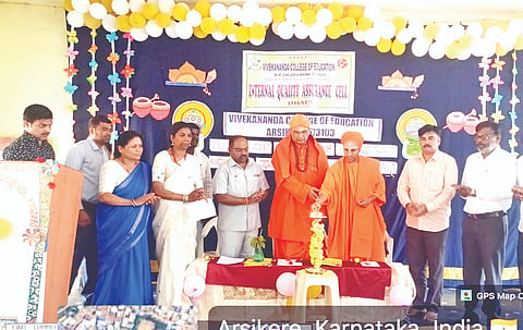 ಅರಸೀಕೆರೆ  ನಗರದ ವಿವೇಕಾನಂದ ಬಿಎಡ್ ಕಾಲೇಜಿನಲ್ಲಿ ಹಮ್ಮಿಕೊಂಡಿದ್ದ ಕಾರ್ಯಕ್ರಮದಲ್ಲಿ ವಿದ್ಯಾರ್ಥಿ ಸಂಘ, ಸಮಿತಿಗಳ ಚಟುವಟಿಕೆಗೆ ಶ್ರೀಜ್ಞಾನಪ್ರಭು ಸಿದ್ದರಾಮ ದೇಶಿಕೇಂದ್ರ ಸ್ವಾಮೀಜಿ ಚಾಲನೆ ನೀಡಿದರು. ಶ್ರೀಶಿವಶಂಕರ ಸ್ವಾಮೀಜಿ, ಮಲ್ಲಿಕಾರ್ಜುನ ಬಿ.ಕುಡವಕ್ಕಲಗಿ ಇತರರಿದ್ದರು.