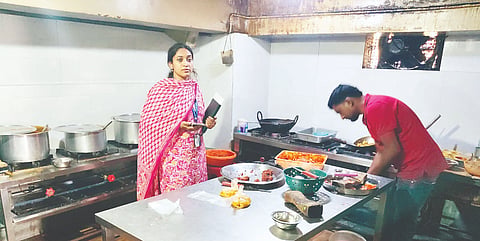 ಸೋಮವಾರಪೇಟೆ ಪಟ್ಟಣದಲ್ಲಿರುವ ಹೋಟೆಲ್ ಹಾಗೂ ಬೇಕರಿ ಗಳಿಗೆ ಆಹಾರ ನಿರೀಕ್ಷಕರಾದ ಯಶಸ್ವಿನಿ ಭೇಟಿ ನೀಡಿ ಪರಿಶೀಲಿಸಿದರು.