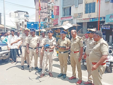 ಅರಸೀಕೆರೆ ನಗರದ ಬಸವೇಶ್ವರ ವೃತ್ತದಲ್ಲಿ ಪೊಲೀಸರು ಡ್ರೋನ್ ಪರಿಶೀಲನೆ ನಡೆಸಿದರು. ಕೃಷ್ಣಕುಮಾರ್, ದಿಲೀಪ್ ಕುಮಾರ್, ಹೀರಾಸಿಂಗ್ ಇದ್ದರು.