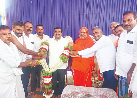 ಜೆ.ಮಾವಿನಹಳ್ಳಿ ಗ್ರಾಮದ ಶ್ರೀ ಬಸವೇಶ್ವರ ಸ್ವಾಮಿ ದೇವಸ್ಥಾನದ 7ನೇ ವಾರ್ಷಿಕೋತ್ಸವ ಸಮಾರಂಭದಲ್ಲಿ ಶಾಸಕ ಸಿ.ಎನ್.ಬಾಲಕೃಷ್ಣ ಅವರನ್ನು ಶ್ರೀ ಗುರುಪರದೇಶಿ ಕೇಂದ್ರ ಸ್ವಾಮೀಜಿ ಅಭಿನಂದಿಸಿದರು. ಶ್ರೀ ಕುಮಾರ ಸ್ವಾಮೀಜಿ, ತೋಟಿ ನಾಗರಾಜ್, ಮಧುಸೂದನ್, ಕೃಪಾಶಂಕರ್, ರಾಜು, ಎಂ.ಎಸ್.ಸುರೇಶ್, ಎಸ್.ಎಂ.ಮಧು, ನಾಗರಾಜ್ ಇದ್ದರು.