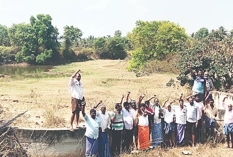 ಒಂಟಿ ಮಾವಿನಹಳ್ಳಿ ಗ್ರಾಮದ ಕೆರೆ ಹಾಗೂ ಗೋಮಾಳದ ಭೂಮಿಯನ್ನು ಸರ್ವೇ ಮಾಡಿಸಿ ರಕ್ಷಿಸಬೇಕು ಎಂದು ಗ್ರಾಮಸ್ಥರು ಅಧಿಕಾರಿಗಳನ್ನು ಒತ್ತಾಯಿಸಿದರು. ಜಯರಾಮ್, ಸತೀಶ್, ವೆಂಕಟೇಶ್, ನಾರಾಯಣ, ಜಯರಂಗಶೆಟ್ಟಿ, ಗಿರಿ ಗೌಡ, ಇದ್ದರು.