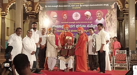 Music program ಹುಬ್ಬಳ್ಳಿಯ ಮೂರುಸಾವಿರ ಮಠದಲ್ಲಿ ಭಾನುವಾರ ಪಂ. ವಿನಾಯಕ ತೊರವಿ ಅವರಿಗೆ ಗುರುಕುಮಾರ ಪಂಚಾಕ್ಷರಿ ಸಮ್ಮಾನ ಪುರಸ್ಕಾರ ನೀಡಲಾಯಿತು. ಡಾ. ಗುರುಸಿದ್ಧರಾಜಯೋಗೀಂದ್ರ ಸ್ವಾಮೀಜಿ, ಶ್ರೀ ಚನ್ನವಿರ ಸ್ವಾಮೀಜಿ, ಶ್ರೀ ಶಿವಕುಮಾರ ಸ್ವಾಮೀಜಿ, ಡಾ. ಎಸ್​.ಪಿ. ಬಳಿಗಾರ, ಗದಿಗಯ್ಯ ಹಿರೇಮಠ, ಪಂ. ರಾಜಗುರು ಕಲಿಕೇರಿ, ಇತರರು ಇದ್ದರು.