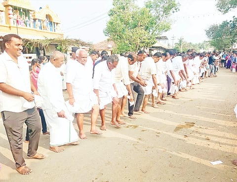 ನುಗ್ಗೇಹಳ್ಳಿ ಹೋಬಳಿಯ  ಹುಲಿಕೆರೆ  ಗ್ರಾಮದಲ್ಲಿ ಶ್ರೀ ಕಾಲಭೈರವೇಶ್ವರಸ್ವಾಮಿ ಶ್ರೀಆಲದ ಮರದಮ್ಮ ದೇವಿ ರಂಗ ಹಬ್ಬದ ಪ್ರಯುಕ್ತ ಗ್ರಾಮಸ್ಥರು ಸೋಮವಾರ ರಂಗ ಕುಣಿತಕ್ಕೆ ಹೆಜ್ಜೆ ಹಾಕಿದರು.