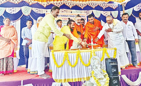  ಕೆಂಬಾಳು ಸಮೀಪದ ಕಂಬದಕಲ್ಲು ಮಹಾಸಂಸ್ಥಾನ ಮಠದಲ್ಲಿ ಏರ್ಪಡಿಸಿದ್ದ ಧಾರ್ಮಿಕ ಕಾರ್ಯಕ್ರಮವನ್ನು ನುಗ್ಗೇಹಳ್ಳಿ ಪುರವರ್ಗ ಹಿರೇಮಠದ ಡಾ.ಮಹೇಶ್ವರ ಸ್ವಾಮೀಜಿ ಉದ್ಘಾಟಿಸಿದರು. ಸ್ವಯಂ ಪ್ರಕಾಶ ಹಿರಿಯಣ್ಣ ಸ್ವಾಮೀಜಿ, ಲೋಕೇಶ್ ದಾಸ್, ಚಂದ್ರಣ್ಣ, ಬಸವರಾಜ್, ಮಿಲ್ಟ್ರಿ ಮಂಜುನಾಥ್, ಕಲ್ಲೇ ಸೋಮನಹಳ್ಳಿ ತಮ್ಮಯ್ಯ, ಇದ್ದರು. 