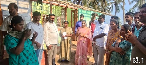 ಹನಗೋಡು ಹೋಬಳಿಯ ದಾಸನಪುರ ಗ್ರಾಮಕ್ಕೆ ಬುಧವಾರ ಭೇಟಿ ನೀಡಿದ ವರ್ಷಾ ಜಿ.ಡಿ.ಹರೀಶ್‌ಗೌಡ ಬಿರುಗಾಳಿ ಮಳೆಗೆ ಸಿಲುಕಿ ಮನೆ ಹಾನಿಗೀಡಾದ ನೊಂದ ಕುಟುಂಬಸ್ಥರಿಗೆ ವೈಯಕ್ತಿಕವಾಗಿ ಧನಸಹಾಯ ನೀಡಿದರು. ಸುರೇಂದ್ರ, ಸುಭಾಷ್, ಬಸವರಾಜ್, ಮಹೇಶ್, ಬೀರಪ್ಪ ಇತರರು ಇದ್ದರು.