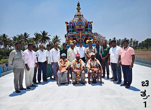 ಹನಗೋಡು ಹೋಬಳಿಯ ಹಿಂಡಗುಡ್ಲು ಗ್ರಾಮದಲ್ಲಿ ವಕೀಲ ಎಚ್.ಎನ್.ವೆಂಕಟೇಶ್ ಅವರು ನಿರ್ಮಿಸಿರುವ ಮಾರಮ್ಮ ದೇವಸ್ಥಾನದ ಕಾಮಗಾರಿಯಲ್ಲಿ ತೊಡಗಿದ್ದ ಕೆಲಸಗಾರರನ್ನು ಸನ್ಮಾನಿಸಿದರು. ಡಿವೈಎಸ್‌ಪಿ ಧಮೇರ್ಂದ್ರ, ಶಿವಕುಮಾರ್, ರಮೇಶ್,  ದಾ.ರಾ.ಮಹೇಶ್ ಇದ್ದರು.