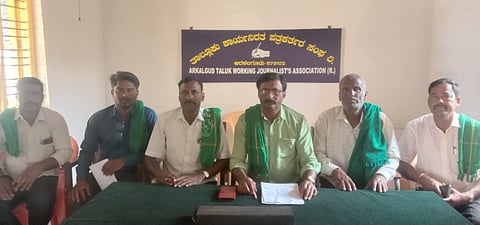 ಅರಕಲಗೂಡಿನಲ್ಲಿ ಬುಧವಾರ ಭಾರತೀಯ ಕಿಸಾನ್ ಸಂಘದ ತಾಲೂಕು ಘಟಕದ ಗೌರವಾಧ್ಯಕ್ಷ ಎಸ್.ವಿ.ಯೋಗಣ್ಣ ಮಾತನಾಡಿದರು. ಬಿ.ಸಿ.ರವಿ, ಮಂಜು, ವೀರೇಂದ್ರ, ಸಂಜು, ವೇದಮೂರ್ತಿ ಇದ್ದರು.