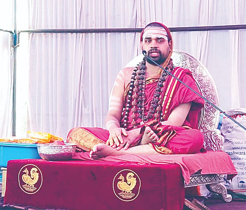 ಬಾಗೂರು ಹೋಬಳಿಯ ಕುರಿ ಕಾವಲು ಗ್ರಾಮದ ಇತಿಹಾಸ ಪ್ರಸಿದ್ಧ ಶ್ರೀ ದೊಡ್ಡಮ್ಮ ದೇವಿ, ಶ್ರೀ ಚಿಕ್ಕಮ್ಮ ದೇವಿಯವರ ನೂತನ ದೇವಾಲಯ ವಿಗ್ರಹ ಪ್ರತಿಷ್ಠಾಪನೆ ಕುಂಭಾಭಿಷೇಕ ಮಹೋತ್ಸವದ ಧಾರ್ಮಿಕ ಸಮಾರಂಭದಲ್ಲಿ ಶ್ರೀ ವಿಧು ಶೇಖರ ಭಾರತಿ ಸ್ವಾಮೀಜಿಗಳು ಮಾತನಾಡಿದರು. ಮಂಜೇಗೌಡ, ಯೋಗೇಶ್, ವೆಂಕಟೇಶ್, ಇದ್ದರು. 