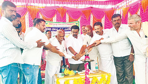 ನುಗ್ಗೇಹಳ್ಳಿ ಹೋಬಳಿ ಹಾರೋ ಸೋಮನಹಳ್ಳಿ ಗ್ರಾಮದ ಪ್ರಾಥಮಿಕ ಕೃಷಿ ಪತ್ತಿನ ಸಹಕಾರ ಸಂಘದ ವತಿಯಿಂದ ಆಯೋಜಿಸಿದ್ದ ಹೊಸ ಸಾಲದ ಚೆಕ್ ವಿತರಣೆ ಕಾರ್ಯಕ್ರಮವನ್ನು ಶಾಸಕ ಸಿ.ಎನ್.ಬಾಲಕೃಷ್ಣ ಉದ್ಘಾಟಿಸಿದರು. ಧರ್ಮರಾಜು, ಮಧು, ಮಧುಕರ, ಕುಮಾರ್, ದೇವರಾಜ್ ಇದ್ದರು.