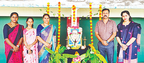 ಶ್ರೀರಂಗಪಟ್ಟಣದ ಗಂಜಾಂನ ರಿವರ್ ವ್ಯಾಲಿ ಶಿಕ್ಷಣ ಸಂಸ್ಥೆಯಲ್ಲಿ ಆಯೋಜಿಸಿದ್ದ ಡಾ.ಅಂಬೇಡ್ಕರ್ ಜಯಂತಿ ಆಚರಿಸಲಾಯಿತು. ಸಂಸ್ಥೆ ಅಧ್ಯಕ್ಷ ಆರ್.ಆದರ್ಶ, ಟ್ರಸ್ಟಿ ಎಸ್.ಪಿ.ನಮ್ರತಾ, ಆಡಳಿತಾಧಿಕಾರಿ ಭಾನುಪ್ರಿಯಾ, ಪ್ರಾಂಶುಪಾಲ ರಾಘವೇಂದ್ರ, ಮುಖ್ಯ ಶಿಕ್ಷಕಿ ಸ್ಪಂದನಾ ಇದ್ದರು.