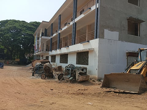 ಅರೆಬರೆಯಾದ ಮಾಲಾದೇವಿ ಮೈದಾನದ ಕಟ್ಟಡ ಕಾಮಗಾರಿ  