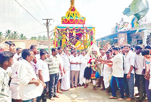 ಗಂಜಿಗೆರೆ ಗ್ರಾಮದ ಇತಿಹಾಸ ಪ್ರಸಿದ್ಧ ಶ್ರೀ ಬಸವೇಶ್ವರ ಸ್ವಾಮಿ ರಥೋತ್ಸವಕ್ಕೆ ಶಾಸಕ ಸಿ.ಎನ್.ಬಾಲಕೃಷ್ಣ ಚಾಲನೆ ನೀಡಿದರು. ಕೆಂಪೇಗೌಡ, ಕೃಷ್ಣ, ಅಶೋಕ್, ಅನಿಲ್, ಉಪೇಂದ್ರ, ದೊರೆ, ಸೋಮಶೇಖರ್, ಸಿದ್ದಲಿಂಗೇಗೌಡ, ಚರಣ, ಮೂರ್ತಿ ಇದ್ದರು