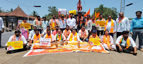 ಮಲ್ಲಿಕಾರ್ಜುನ ಖರ್ಗೆ ಹೇಳಿಕೆ ಖಂಡಿಸಿ ಬೆಳಗಾವಿಯಲ್ಲಿ ಗುರುವಾರ ಬಿಜೆಪಿ ಯುವ ಮೋರ್ಚಾ ಕಾರ್ಯಕರ್ತರು ಪ್ರತಿಭಟಿಸಿದರು.