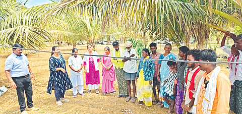  ಅಲೆಮಾರಿ ಕುರಿಗಾಹಿಗಳನ್ನು ಉದ್ದೇಶಿಸಿ ಕೊಂಡೆನಾಳು ಪ್ರಾಥಮಿಕ ಆರೋಗ್ಯ ಕೇಂದ್ರದ ವೈದ್ಯಾಧಿಕಾರಿ ಡಾ. ಐಶ್ವರ್ಯ ಮಾತನಾಡಿದರು. ಆರೋಗ್ಯ ನಿರೀಕ್ಷಣಾಧಿಕಾರಿ ರಾಮಪ್ಪ ಇತರರು ಇದ್ದರು.
