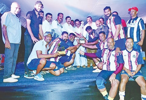  ಸೋಮವಾರಪೇಟೆಯಲ್ಲಿ ಹಿಂದೂಸ್ಥಾನ್ ಫುಟ್ಬಾಲ್ ಸಂಸ್ಥೆ ಆಯೋಜಿಸಿದ್ದ ಲೆಜೆಂಡ್ ಫುಟ್ಬಾಲ್ ಟೂರ್ನಿಯಲ್ಲಿ ಪ್ರಶಸ್ತಿ  ಪಡೆದ ಹೊಯ್ಸಳ ತಂಡ.