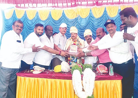 ಶಿವನಂಜೇಗೌಡ ಅವರಿಗೆ 20 ವರ್ಷಗಳ ಕಾನೂನು ಹೋರಾಟದ ಫಲವಾಗಿ ಆರ್‌ಟಿಒ ಅಧಿಕಾರಿ ಹುದ್ದೆ ದೊರೆತ ಹಿನ್ನೆಲೆಯಲ್ಲಿ ಗ್ರಾಮಸ್ಥರು ಮತ್ತು ಅಭಿಮಾನಿಗಳು ಶುಕ್ರವಾರ ಅಭಿನಂದಿಸಿದ್ದಾರೆ.