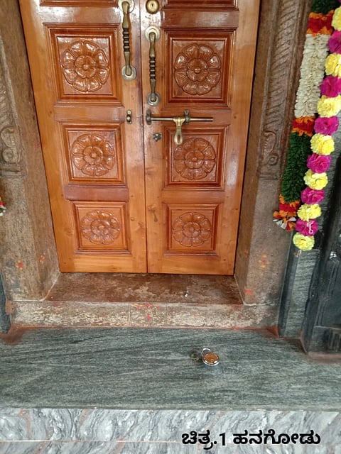 ಹನಗೋಡಿನ  ಶ್ರೀ ಕಾಳಿಕಾಂಬ ಹಾಗೂ ಕಮ್ಮಟೇಶ್ವರ ದೇವಾಲಯದ ಬೀಗ ಒಡೆದಿರುವ ಕಳ್ಳರು.