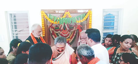 ಅರಕಲಗೂಡು ತಾಲೂಕಿನ ಚಿಕ್ಕ ಅರಕಲಗೂಡು ಗ್ರಾಮದಲ್ಲಿ ಶುಕ್ರವಾರ ಉದ್ಘಾಟನೆಯಾದ ಶ್ರೀಮಾರಮ್ಮ ದೇವಿ ದೇವಸ್ಥಾನದ ಪೂಜಾ ಕಾರ್ಯದಲ್ಲಿ ಶಾಸಕ ಎ.ಮಂಜು, ಭಕ್ತರು ಪಾಲ್ಗೊಂಡಿದ್ದರು.