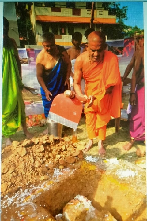 ಧಾರವಾಡ ಹನುಮಂತ ನಗರದಲ್ಲಿ ಪೇಜಾವರ ಶ್ರೀಗಳಿಂದ ಕಟ್ಟಡ ನಿರ್ಮಾಣಕ್ಕೆ ಭೂಮಿಪೂಜೆ