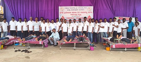 Blood donation ಹುಬ್ಬಳ್ಳಿಯ ಗಾಮನಗಟ್ಟಿಯಲ್ಲಿ ಫ್ರೆಂಡ್ಸ್​ ಕ್ರಿಯೇಟಿವಿಟಿ ಕಮಿಟಿ (ಎಫ್ ಸಿಸಿ) ವತಿಯಿಂದ ಏರ್ಪಡಿಸಿದ್ದ ಬೃಹತ್​ ರಕ್ತದಾನ ಶಿಬಿರ.