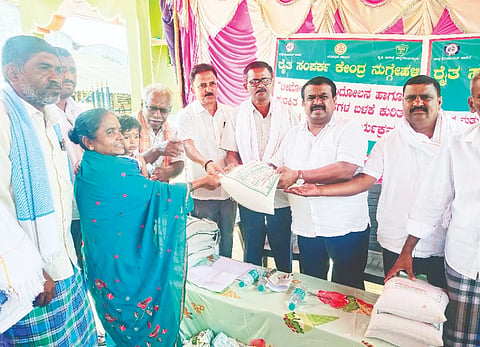ದೇವಲಾಪುರ ಗ್ರಾಮದಲ್ಲಿ ಕೃಷಿ ಇಲಾಖೆ ವತಿಯಿಂದ ಆಹಾರ ಮತ್ತು ಪೌಷ್ಟಿಕ ಭದ್ರತೆಯ ಎಫ್‌ಎನ್‌ಎಸ್ ಯೋಜನೆಯಡಿ ಹಲಸಂದೆ, ರಾಗಿ, ಗೊಬ್ಬರ ಇತರೆ ಪರಿಕರಗಳನ್ನು ಶಾಸಕ ಸಿ.ಎನ್. ಬಾಲಕೃಷ್ಣ ವಿತರಿಸಿದರು. ದಿನೇಶ್, ದೊರೆಸ್ವಾಮಿ, ಸಂಪತ್ ಕುಮಾರ್, ನಾಗೇಶ್, ಕುಳ್ಳೇಗೌಡ, ಶೇಖರ್, ಉಮೇಶ್, ಸ್ವಾಮಿ ಇತರರು ಇದ್ದರು.