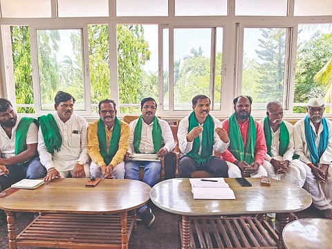 ಆಲಮಟ್ಟಿಯಲ್ಲಿ ಹಮ್ಮಿಕೊಂಡಿದ್ದ ಸುದ್ದಿಗೋಷ್ಠಿಯಲ್ಲಿ ರಾಜ್ಯ ರೈತ ಸಂಘ ಹಾಗೂ ಹಸಿರು ಸೇನೆ ಉಪಾಧ್ಯಕ್ಷ ಶಾಂತಗೌಡ. ಎಸ್.ಪಾಟೀಲ ಮಾತನಾಡಿದರು. ಕಲ್ಲು ಸೊನ್ನದ, ಸೀತಪ್ಪ ಗಣಿ, ಸಾಬಣ್ಣ ಅಂಗಡಿ, ರವೀಂದ್ರ ಕೋತಿನ ಇತರರಿದ್ದರು.