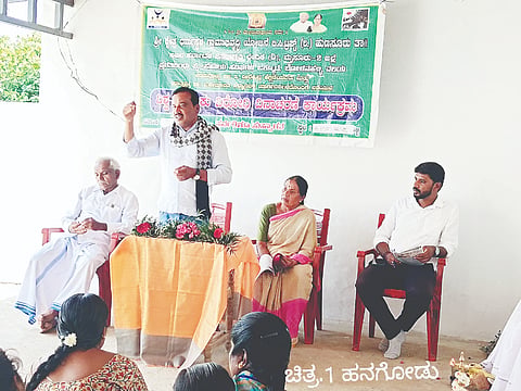 ಹನಗೋಡು ಹೋಬಳಿಯ ಕರಣಕುಪ್ಪೆ ಗ್ರಾಮದಲ್ಲಿ ಶ್ರೀ ಕ್ಷೇತ್ರ ಧರ್ಮಸ್ಥಳ ಗ್ರಾಮೀಣಾಭಿವೃದ್ಧಿ ಸಂಸ್ಥೆ ವತಿಯಿಂದ ಆಯೋಜಿಸಿದ್ದ ತಂಬಾಕು ವಿರೋಧಿ ದಿನಾಚರಣೆಯಲ್ಲಿ ಸಾಹಿತಿ ಕಲ್ಕುಣಿಕೆ ಜೆ ಮಹದೇವ್ ಮಾತನಾಡಿದರು. ರಾಜಣ್ಣ, ತೇಜಾವತಿ, ರತ್ನಮ್ಮ ಇದ್ದಾರೆ.