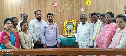 ಎಚ್.ಡಿ.ಕೋಟೆ ಪಟ್ಟಣದ ತಾಲೂಕು ಸೌಧದ ಸಭಾಂಗಣದಲ್ಲಿ ತಾಲೂಕು ರಾಷ್ಟ್ರೀಯ ಹಬ್ಬಗಳ ಆಚರಣಾ ಸಮಿತಿಯಿಂದ ಆಯೋಜಿಸಿದ್ದ ನಾಲ್ವಡಿ ಕೃಷ್ಣರಾಜ ಒಡೆಯರ್ ಜಯಂತಿ ಕಾರ್ಯಕ್ರಮದಲ್ಲಿ ನಾಲ್ವಡಿ ಅವರ ಭಾವಚಿತ್ರಕ್ಕೆ ಗಣ್ಯರು ಪುಷ್ಪಾರ್ಚನೆ ಮಾಡಿದರು. 