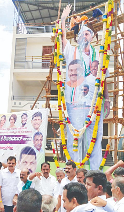 ಮುಖ್ಯಮಂತ್ರಿ ಡಿ.ಕೆ.ಶಿವಕುಮಾರ್ ಅವರ 25 ಅಡಿ ಎತ್ತರದ ಭಾವಚಿತ್ರಕ್ಕೆ ಕಾಂಗ್ರೆಸ್ ಕಾರ್ಯಕರ್ತರು ಹಾಗೂ ಮುಖಂಡರು ಕ್ಷೀರಾಭಿಷೇಕ ಮಾಡಿದರು.