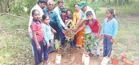 ಅರಕಲಗೂಡು ತಾಲೂಕಿನ ಮದಲಾಪುರ ಗ್ರಾಮದ ಗುಂಡುತೋಪಿನಲ್ಲಿ ವಿಶ್ವ ಪರಿಸರ ದಿನಾಚರಣೆ ಅಂಗವಾಗಿ ಶುಕ್ರವಾರ ಸಸಿ ನೆಟ್ಟು ನೀರೆರೆದರು. ಎಂ.ಆರ್.ರಂಗಸ್ವಾಮಿ, ಜಯಸ್ವಾಮಿ, ಮಣಿಕಂಠ, ವಿಠಲ, ಮೋದಾಮಣಿ ಇದ್ದರು.