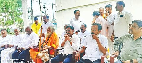 ಚನ್ನರಾಯಪಟ್ಟಣದ ಇತಿಹಾಸ ಪ್ರಸಿದ್ಧ ಶ್ರೀಕಾಡುಬಸವೇಶ್ವರ ಸ್ವಾಮಿ ಹಾಗೂ ಶ್ರೀವೀರಾಂಜನೇಯ ಸ್ವಾಮಿ  ದೇಗುಲಗಳ ಪುನರ್ ನಿರ್ಮಾಣ ಕಾಮಗಾರಿಗೆ ನೊಣವಿನಕೆರೆ ಕಾಡು ಸಿದ್ದೇಶ್ವರ ಮಠದ ಶ್ರೀ ಕರಿ ವೃಷಭ ಶಿವಯೋಗೀಶ್ವರ ಸ್ವಾಮೀಜಿ ಪೂಜೆ ಸಲ್ಲಿಸಿ ಚಾಲನೆ ನೀಡಿದರು. ಪರಮೇಶ್, ಪ್ರಭುಸ್ವಾಮಿ, ಶಶಿಧರ್, ನಾಗರಾಜ್, ರವೀಶ್ ಇತರರು ಇದ್ದರು. 