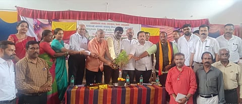 ಅರಸೀಕೆರೆ ನಗರದ ರೋಟರಿ ಭವನದಲ್ಲಿ ಪುಸ್ತಕ ಬಿಡುಗಡೆ ಸಮಾರಂಭವನ್ನು ಅತಿಥಿಗಳು ಉದ್ಘಾಟಿಸಿದರು. ಹರಶಿವಮೂರ್ತಿ, ಸುಂದರೇಶ್, ಕುಮಾರ್, ಹರೀಶ್, ಬಸವರಾಜ್,ಕಿರಣ್ ಕುಮಾರ್ ಇತರರಿದ್ದಾರೆ. 