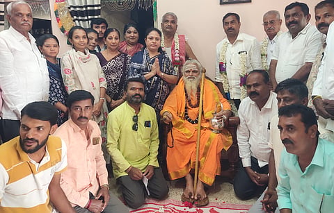 ನುಗ್ಗೇಹಳ್ಳಿ ರೇಣುಕಾ ಕೃಪಾ ಭವನದಲ್ಲಿ ಆಯೋಜಿಸಿದ್ದ ಧಾರ್ಮಿಕ ಕಾರ್ಯಕ್ರಮದಲ್ಲಿ ನೊಣವಿನಕೆರೆ ಕಾಡು ಸಿದ್ದೇಶ್ವರ ಮಠದ ಡಾ. ಶ್ರೀಕರಿ ವೃಷಭ ಶಿವಯೋಗಿಶ್ವರ ಸ್ವಾಮೀಜಿ ಆಶೀರ್ವಚನ ನೀಡಿದರು. ಪರಮೇಶ್, ಕೃಪಾ ಶಂಕರ್, ರಾಜೇಶ್ವರಿ ಶಂಕರ್, ಪುಟ್ಟರಾಜು, ಜಯರಾಮ್, ಚಂದ್ರಣ್ಣ, ಸುರೇಶ್, ಅನಿತಾ ಪರಮೇಶ್, ಇಂದ್ರಜಿತ್ ಇತರರು ಇದ್ದರು. 