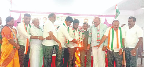 ಅರಕಲಗೂಡಿನಲ್ಲಿ ಶುಕ್ರವಾರ ಏರ್ಪಡಿಸಿದ್ದ ಕಾಂಗ್ರೆಸ್ ಕಾರ್ಯಕರ್ತರು ಹಾಗೂ ಮತದಾರರ ಪಟ್ಟಿ ಸಮಗ್ರ ಪರಿಷ್ಕರಣೆ ಬಿ.ಎಲ್.ಎ-2 ಜಾಗೃತಿ ಸಭೆಯನ್ನು ಸಂಸದ ಶ್ರೇಯಸ್ ಎಂ. ಪಟೇಲ್ ಉದ್ಘಾಟಿಸಿದರು. ಎಚ್.ಎಂ. ರೇವಣ್ಣ, ಲಕ್ಷ್ಮಣ್, ಪಟೇಲ್ ಶಿವಪ್ಪ, ಮಂಜೇಗೌಡ, ಎಚ್.ಪಿ. ಶ್ರೀಧರ್ ಗೌಡ ಇತರರಿದ್ದರು.