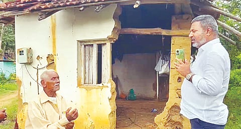 ಆಲೂರು ತಾಲ್ಲೂಕಿನ ಕೆ.ಹೊಸಕೋಟೆ ಹೋಬಳಿ ವ್ಯಾಪ್ತಿಯ ಮಲ್ಲಾಪುರ ಗ್ರಾಮ ಪಂಚಾಯಿತಿಯ ಕಿತ್ತಗಳಲೆ ಗ್ರಾಮದಲ್ಲಿ ಮಳೆ ಹಾನಿಯಿಂದ ಮನೆ ಕಳೆದುಕೊಂಡು ಸಂಕಷ್ಟದಲ್ಲಿದ್ದ ವೃದ್ಧನಿಗೆ ಶಾಸಕ ಸಿಮೆಂಟ್ ಮಂಜು ನೆರವಾದರು.