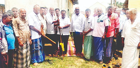 ಶೆಟ್ಟಿಹಳ್ಳಿ ಗ್ರಾಮದಲ್ಲಿ 7 ಲಕ್ಷ ರೂ. ವೆಚ್ಚದ ಹೈಟೆಕ್ ಮಾದರಿಯ ಬಸ್ ಪ್ರಯಾಣಿಕರ ತಂಗುದಾಣ ನಿರ್ಮಾಣ ಕಾಮಗಾರಿಗೆ ಶಾಸಕ ಸಿ.ಎನ್. ಬಾಲಕೃಷ್ಣ ಭೂಮಿಪೂಜೆ ನೆರವೇರಿಸಿದರು. ಗೋವಿಂದರಾಜ್, ನಟರಾಜ್, ನವೀನ್ ಕುಮಾರ್, ಮಧು ಕುಮಾರ್, ರಾಮಸ್ವಾಮಿ, ರಂಗಣ್ಣ, ಇದ್ದರು.