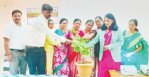 ಅರಸೀಕೆರೆ ನಗರದ ಸೇವಾಲಾಲ್ ಭವನದಲ್ಲಿ ಸಭೆಯನ್ನು ಡಿಸಿ ಲತಾಕುಮಾರಿ ಉದ್ಘಾಟಿಸಿದರು. ಸಂತೋಷ್ ಕುಮಾರ್, ಕೃಷ್ಣಮೂರ್ತಿ ಇದ್ದರು. 