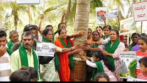 ಬಿಡದಿ ಟೌನ್ ಷಿಪ್ ಗೆ ಭೂ ಸ್ವಾಧೀನ ವಿರೋಧಿಸಿ ಪ್ರತಿಭಟನಾಕಾರರು ಅಪ್ಪಿಕೋ ಚೆಳುವಳಿ ನಡೆಸಿದರು. 