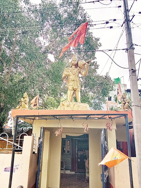 ಅರಸೀಕೆರೆ ನಗರದ ವಾಚನಾಲಯ ರಸ್ತೆಗೆ ಹೊಂದಿಕೊಂಡಂತಿರುವ ಆಂಜನೇಯ ಸ್ವಾಮಿ ಪ್ರವೇಶದ್ವಾರದ ಹೊರನೋಟ.