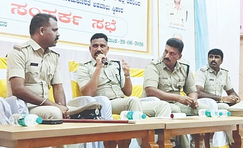 ತಿ.ನರಸೀಪುರ ಪಟ್ಟಣದ ಮಹದೇವಪ್ಪ ಸ್ಮಾರಕ ಭವನದಲ್ಲಿ ಮೈಸೂರು ಜಿಲ್ಲಾ ಪೊಲೀಸ್ ಇಲಾಖೆಯಿಂದ ಆಯೋಜಿಸಿದ್ದ ಜನಸಂಪರ್ಕ ಸಭೆಯಲ್ಲಿ ಎಸ್ಪಿ ಮಲ್ಲಿಕಾರ್ಜುನ ಬಾಲದಂಡಿ ಮಾತನಾಡಿದರು. ಧಮೇರ್ಂದ್ರ, ಧನಂಜಯ, ಸತೀಶ್ ಇದ್ದರು.