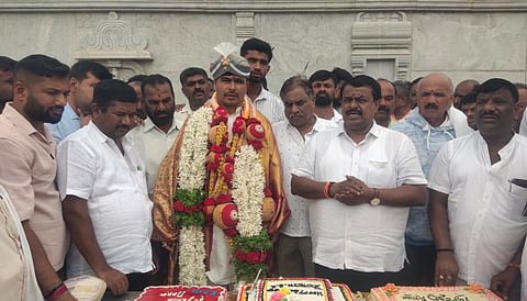 ಬಾಗೂರು ಹೋಬಳಿ ಕೇಂದ್ರದ ಗ್ರಾಮದೇವತೆ ಶ್ರೀ ಸಂತೆಕಾಳೇಶ್ವರಿ ಹಾಗೂ ಶ್ರೀಚಿಕ್ಕಮ್ಮ ದೇವಾಲಯದ ಆವರಣದಲ್ಲಿ ಜೆಡಿಎಸ್ ಕಾರ್ಯಕರ್ತರು ಹಾಗೂ ಗ್ರಾಮಸ್ಥರು ಆಯೋಜಿಸಿದ್ದ ಅಭಿನಂದನಾ ಕಾರ್ಯಕ್ರಮದಲ್ಲಿ ಸಮಾಜ ಸೇವಕ ಭುವನಹಳ್ಳಿ ಯೋಗೇಶ್ ಅವರನ್ನು ಶಾಸಕ ಸಿ.ಎನ್.ಬಾಲಕೃಷ್ಣ ಅಭಿನಂದಿಸಿ ದರು. ಶಿವಣ್ಣ, ಮರವನಹಳ್ಳಿ ದೇವರಾಜ್, ಮೂಡನಹಳ್ಳಿ ಚಂದ್ರಣ್ಣ, ಬಸವರಾಜು, ಮೂಡನಹಳ್ಳಿ ಚಂದ್ರಣ್ಣ, ಮನು, ಲಕ್ಷ್ಮಣ್, ಚಂದ್ರೇಗೌಡ, ಕೃಷ್ಣೇಗೌಡ, ಸಂಪತ್ ಇದ್ದರು.