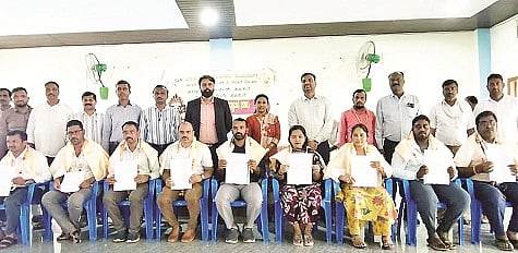 ಬೇಲೂರಿನಲ್ಲಿ ಆಯೋಜಿಸಿದ್ದ ಕಾರ್ಯಕ್ರಮದಲ್ಲಿ ಕಂದಾಯ ವಸೂಲಿಯಲ್ಲಿ ಉತ್ತಮ ಸಾಧನೆ ಮಾಡಿದ ಪಿಡಿಒಗಳನ್ನು ಸನ್ಮಾನಿಸಲಾಯಿತು.