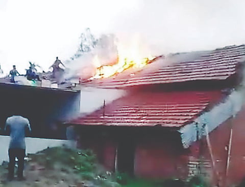  ದೊಡ್ಡಹೆಜ್ಜೂರು ಗ್ರಾಮದ ರೈತ ಸಣ್ಣೇಗೌಡ ಅವರ ತಂಬಾಕು ಹದ ಮಾಡುವ ಬ್ಯಾರನ್‌ಗೆ ಬೆಂಕಿ ತಗುಲಿ ಸುಟ್ಟು ಹಾನಿಯಾಗಿರುವುದು. 