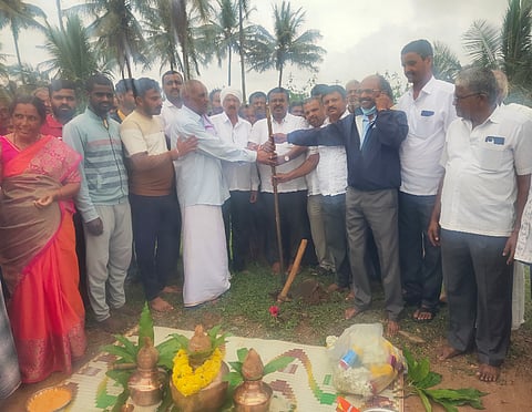 ಬಾಗುರು ಹೋಬಳಿ ಮಾದಗುಡ್ಡನಹಳ್ಳಿ ಗ್ರಾಮದಲ್ಲಿ ಆಯುಷ್ಮಾನ್ ಸ್ವಾಸ್ಥ್ಯ ಆರೋಗ್ಯ ಮಂದಿರದ ನಿರ್ಮಾಣ ಕಾಮಗಾರಿಗೆ ಶಾಸಕ ಸಿ.ಎನ್.ಬಾಲಕೃಷ್ಣ ಬುಧವಾರ ಭೂಮಿಪೂಜೆ ನೆರವೇರಿಸಿದರು. ಮರಿದೇವೇಗೌಡ, ಭೂದೇಶ್, ವೆಂಕಟರಾಮು, ರಾಜು, ರಾಮು, ಸಂಪತ್‌ಕುಮಾರ್, ಲಕ್ಷ್ಮೀ ಬೂದೇಶ್, ರಂಗೇಗೌಡ, ಇದ್ದರು. 